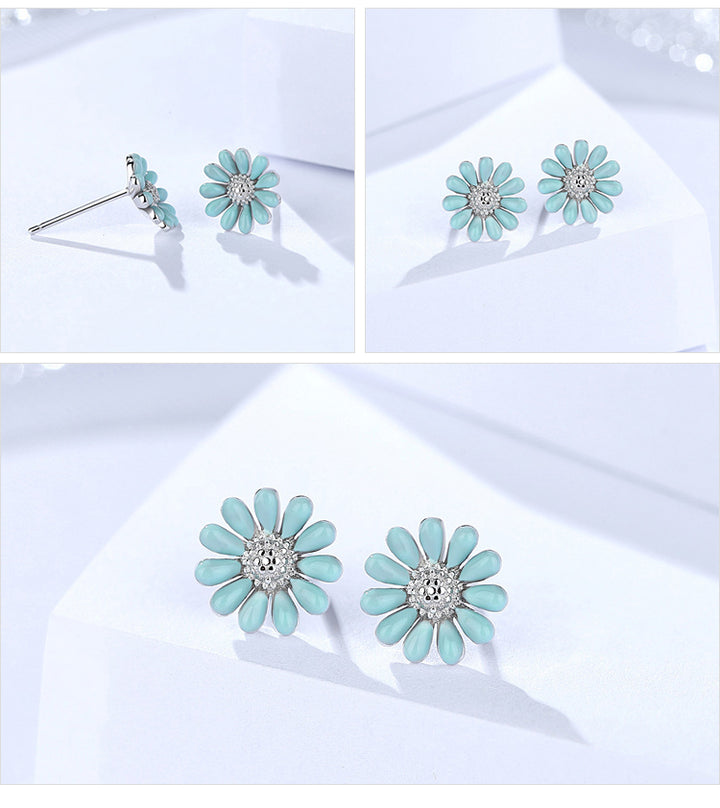 Boucle d'oreille fleur bleue strass en argent 925 pour enfant - Idéale pour illuminer le quotidien avec son cœur étincelant et ses pétales délicats. Parfaite pour les petites filles aimant la mode.