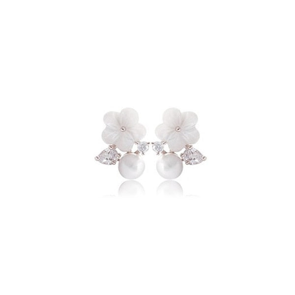 Boucle d'oreille fleur blanche avec perle et strass brillants - Argent 925. Un accessoire de mode élégant pour sublimer votre tenue.