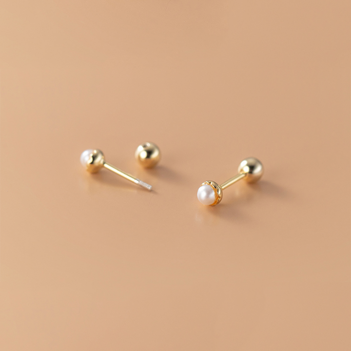 Une paire de boucles d'oreille minimalistes en argent 925 avec une délicate perle d'eau douce. Fermeture sécurisée en forme de boule métallique. Idéal pour les femmes.