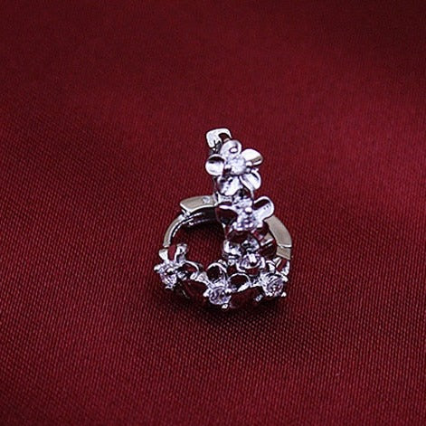 Boucle d'oreille créole fleurs strass en argent 925 - Élégance et féminité avec ces boucles d'oreille ornées de fleurs scintillantes.