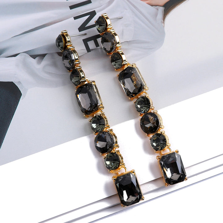 Boucle d'oreille longue avec pierres en cristal - Femme, bijou sophistiqué et tendance qui illumine votre allure. Disponible en 9 couleurs.