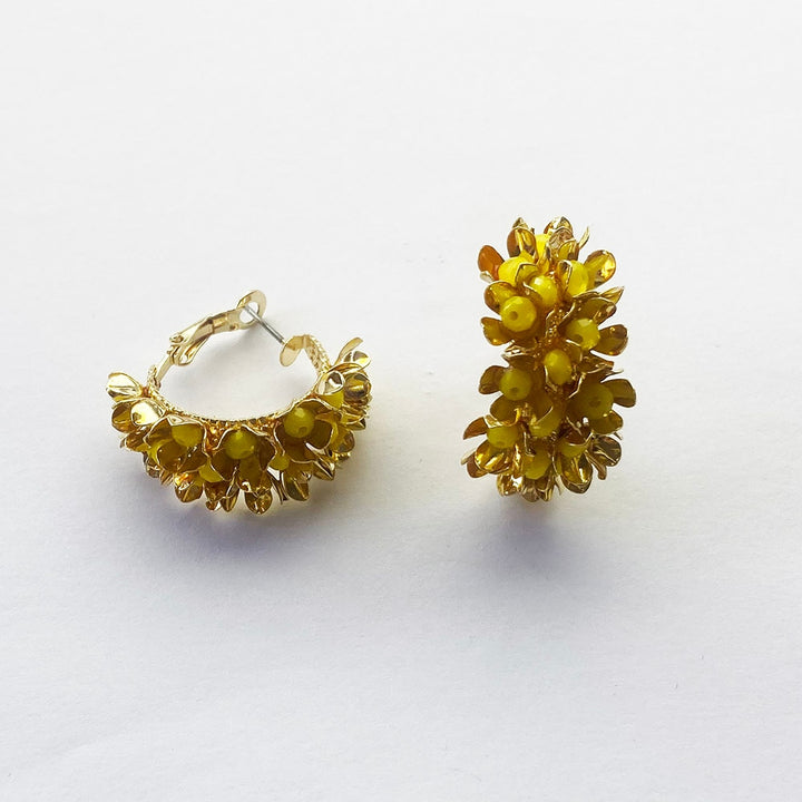 Une paire de boucles d'oreille dormeuses avec des perles jaunes et un bouquet de fleurs en strass - Femme.