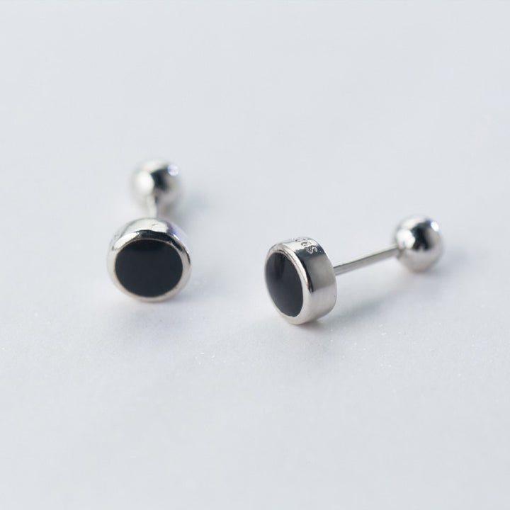 Boucle d'oreille ronde en argent 925 avec pierres noires - Femme. Design épuré, élégance discrète. Confortable et sûr toute la journée. 6 x 6 mm.