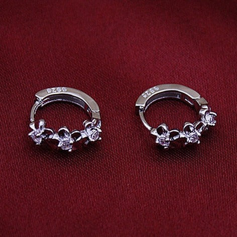 Boucle d'oreille créole fleurs strass en argent 925 - Élégance et féminité avec ces boucles d'oreille ornées de trois fleurs scintillantes et un strass étincelant en leur cœur. Parfaites pour chaque femme.