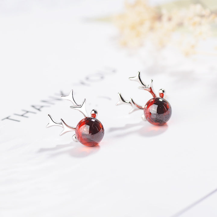 Boucle d'oreille argent 925 avec renne en pierre grenat rouge - Femme. Élégantes et festives, ces boucles d'oreille illuminent les fêtes de fin d'année.