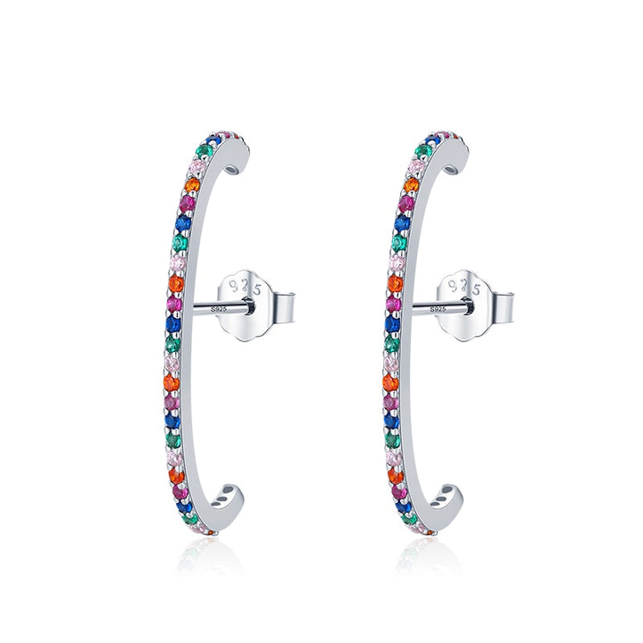 Une paire de boucles d'oreilles manchettes pour lobe en argent 925 avec des pierres multicolores. Brillance étincelante à chaque mouvement.