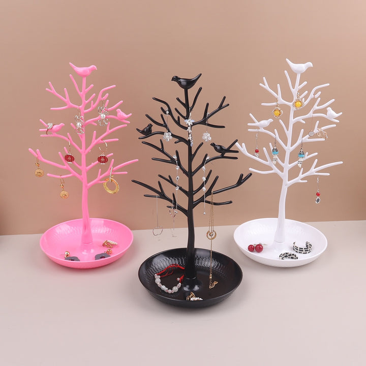 Présentoir boucles d'oreille arbre oiseaux, acrylique rose, blanc, noir, plateau rond, hauteur 32,5 cm, style rétro, coloré.