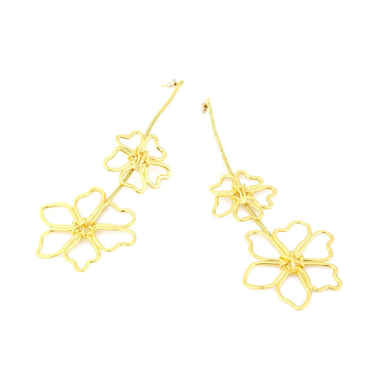 Boucle d'oreille pendante dorée avec chaîne et fleurs métalliques - Femme. Un design allongé et moderne qui réinterprète la beauté florale avec élégance et audace. Idéal pour une soirée ou une occasion spéciale.