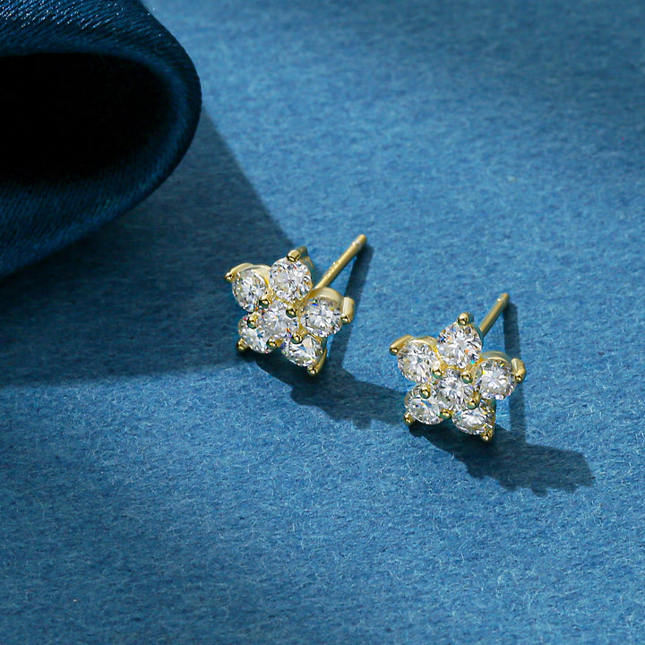 Boucle d'oreille fleur diamant moissanite - Élégance intemporelle avec des diamants moissanites étincelants, disponibles en or blanc ou or jaune. Parfaites pour une occasion spéciale ou pour illuminer votre quotidien. 