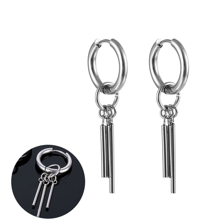 Boucle d'oreille anneau pendante en acier inoxydable style Zoro - Homme. Deux anneaux enchevêtrés avec trois barres métalliques. Disponible en argent ou noir. Dimensions : 54,8 x 12 mm.