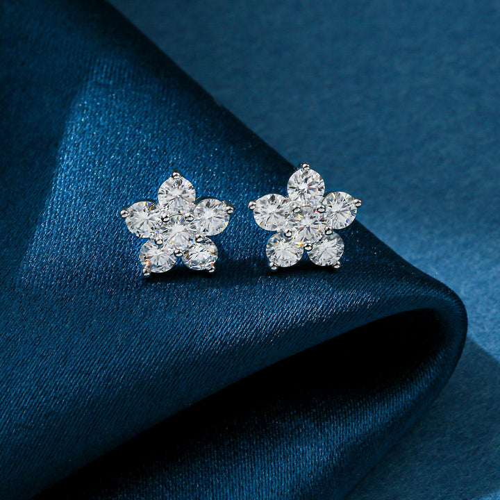 Boucle d'oreille fleur diamant moissanite - Élégance intemporelle avec des diamants moissanites étincelants. Disponibles en or blanc ou or jaune. Parfaites pour une occasion spéciale ou pour illuminer votre quotidien.