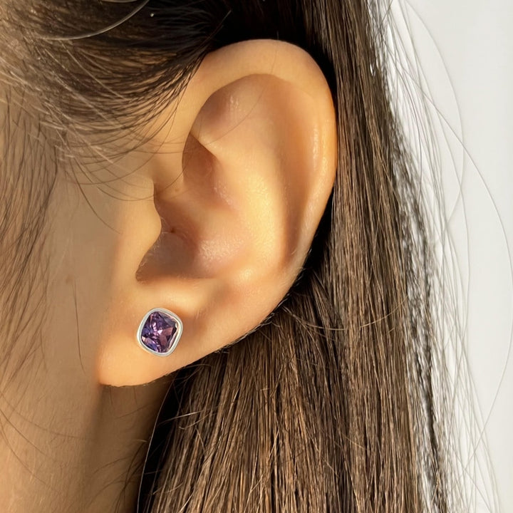 Boucle d'oreille strass coloré carré en argent 925 pour enfant. Sécurité et confort avec tige droite et boule métallique.