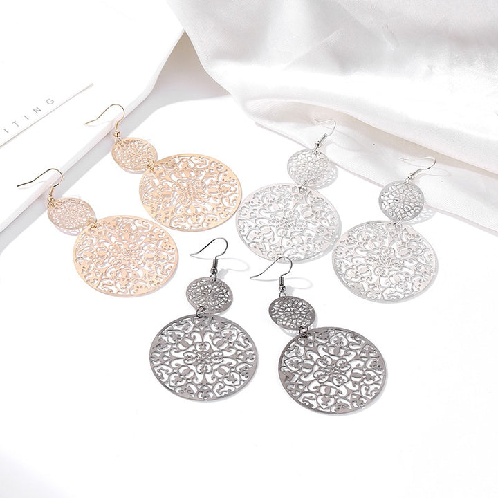 Boucles d'oreille pendantes en mandalas ajourés, argentées. Design bohème avec deux cercles superposés. Idéales pour un style ethnique.