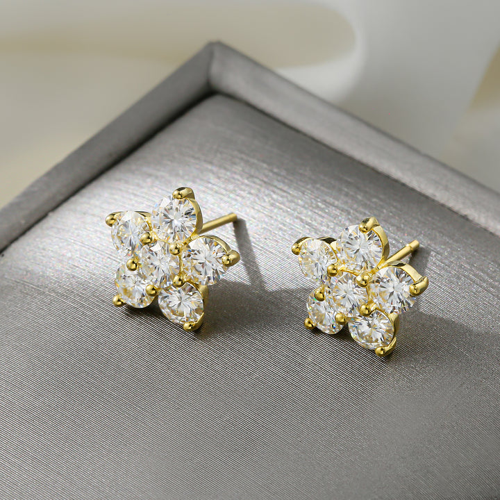 Boucle d'oreille fleur diamant moissanite - Élégance intemporelle avec des diamants étincelants, parfaits pour une occasion spéciale ou pour illuminer votre quotidien. Disponibles en or blanc ou or jaune. 