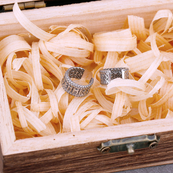 Un coffret en bois avec des anneaux à l'intérieur - Boucle d'oreille martelée tressée cartilage sans trou runes - Homme - Acier inoxydable
