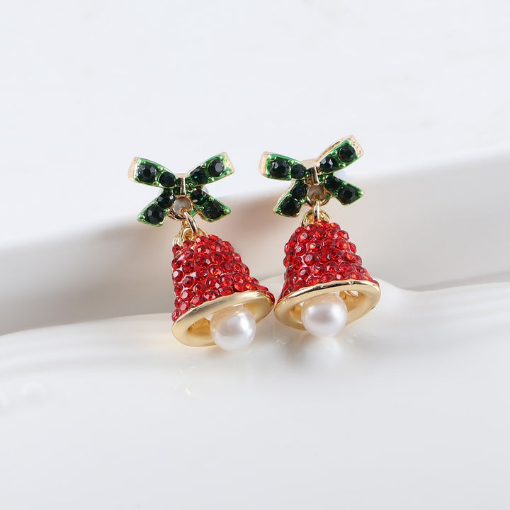 Une paire de boucles d'oreille pendantes en forme de cloche avec strass et perle - Femme. Ajoutez une touche festive et élégante à votre tenue de Noël avec ces merveilles dorées.