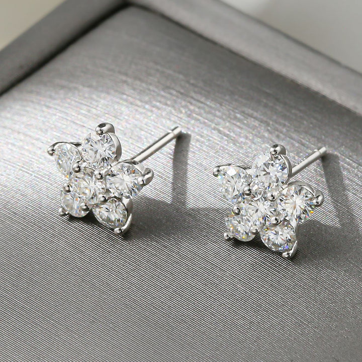 Boucle d'oreille fleur diamant moissanite - Élégance intemporelle et brillance inégalée. Parfaites pour une occasion spéciale ou pour illuminer votre quotidien.