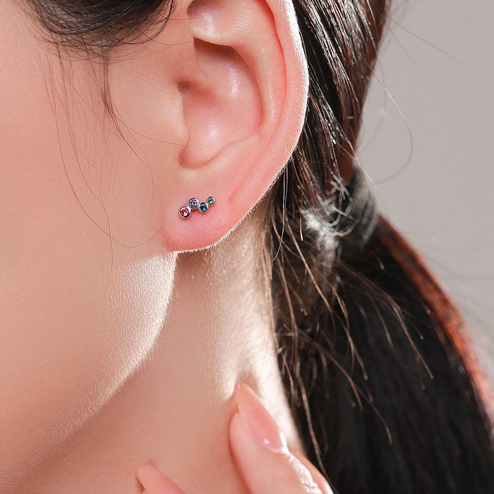 Boucle d'oreille grimpante ornée de strass ronds colorés pour femme en argent 925. Un dégradé captivant le long de l'oreille. Poids : 0,68 g. Dimensions : 8,2 x 4 mm.
