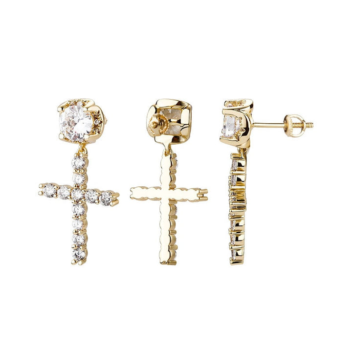 Boucles d'oreille en or avec diamants et croix pendante, pour homme. Strass scintillants ajoutent une touche audacieuse.