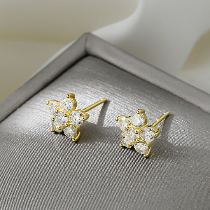 Une paire de boucles d'oreille en forme de fleur avec des diamants moissanites, en or blanc ou or jaune. Éclatantes et élégantes, elles captent la lumière sous chaque angle. Idéales pour une occasion spéciale ou pour illuminer votre quotidien. Poids carat : 0,36ct(2mm), 1,2ct (3mm), 3,6 ct (4mm). 1001 Boucles d'Oreille - site de ventes de boucles d'oreille.