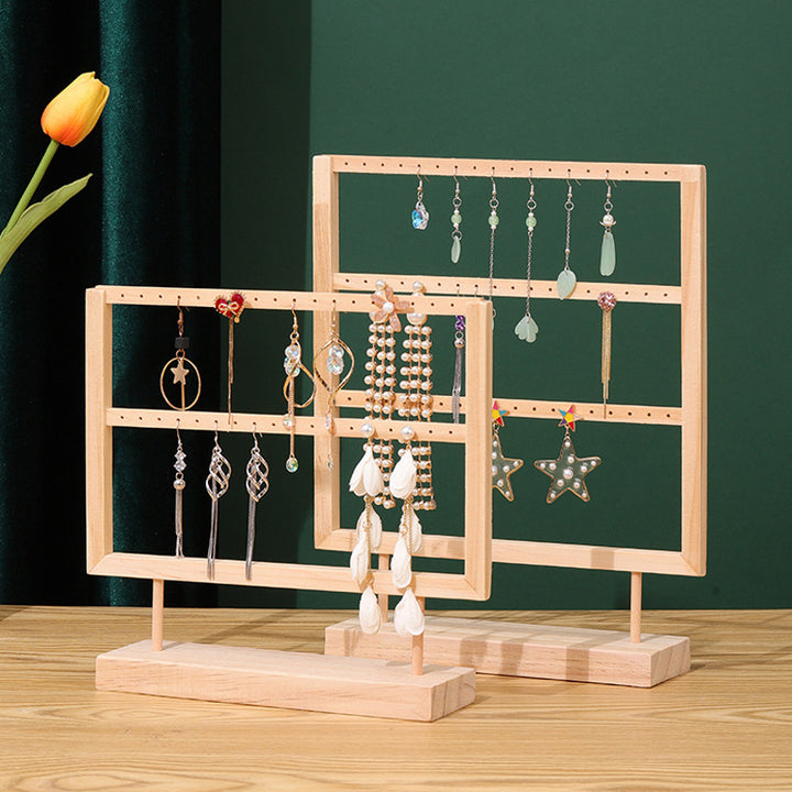 Présentoir en bois pour boucles d'oreille, élégant et minimaliste, mettant en valeur vos bijoux avec simplicité. Choisissez entre deux ou trois rangées pour une organisation parfaite. Dimensions : 23 x 25 x 6,5 cm ou 30 x 25 x 6,5 cm.
