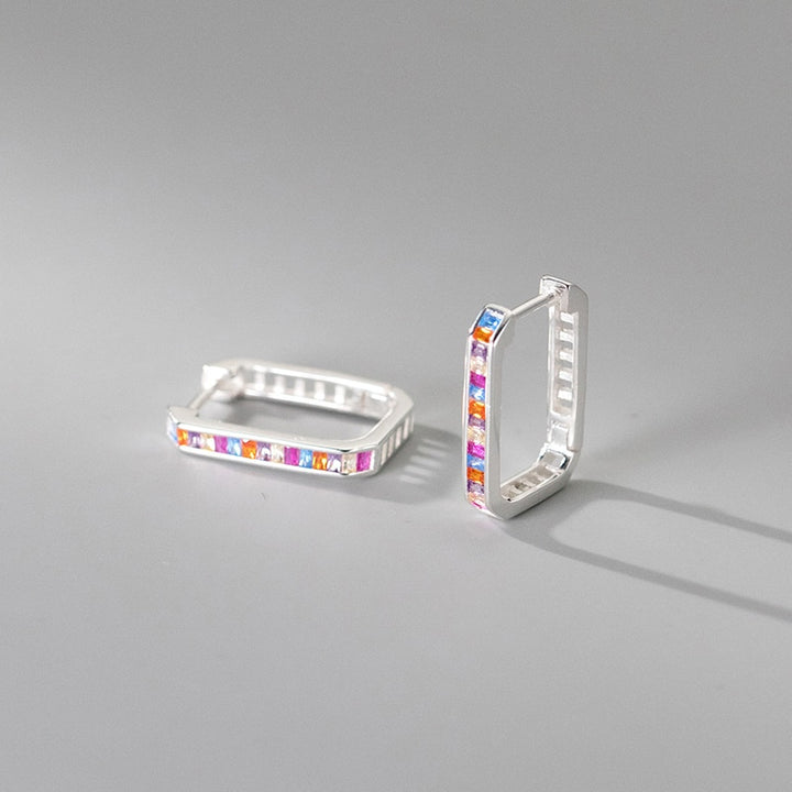 Boucle d'oreille créole rectangulaire avec strass colorés - Femme - Argent 925. Ajoutez une touche contemporaine à votre collection avec ces boucles d'oreille incrustées de strass étincelants. Dimensions : 1,7 x 1,2 cm.