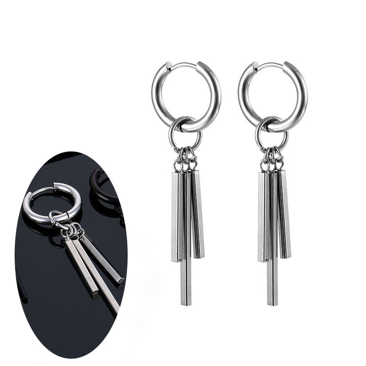 Boucle d'oreille anneau pendante style zoro en acier inoxydable pour homme - 54,8 x 12 mm. Deux anneaux enchevêtrés avec trois barres métalliques pendantes. Adaptabilité à tous les styles masculins.