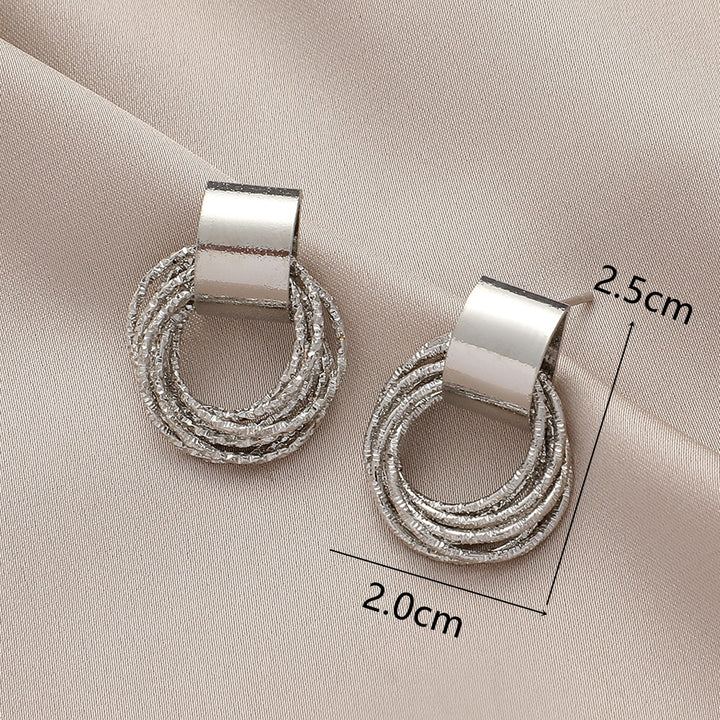Boucle d'oreille ronde multi anneaux torsadés - Femme, en argent, apportant une touche raffinée et fascinante à votre tenue.
