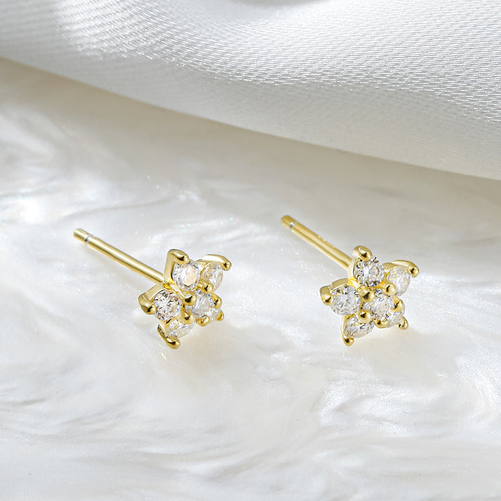 Une paire de boucles d'oreille en or avec des diamants moissanites en forme de fleur - Femme - Or. Élégantes et éclatantes, ces boucles d'oreille capturent la lumière sous chaque angle, offrant une brillance inégalée. Parfaites pour une occasion spéciale ou pour illuminer votre quotidien, elles reflètent le raffinement et la beauté naturelle des fleurs.