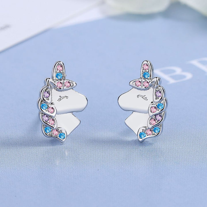 Boucles d'oreille licorne argent 925, crinière et corne étincelantes avec strass pastels rose, bleu et violet. Bijou féérique pour petites rêveuses.