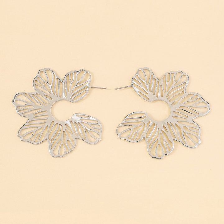 Boucle d'oreille créole fleur ajourée - Femme, une paire d'élégantes boucles d'oreille en forme de fleur ajourée en argent. Un accessoire artistique et contemporain pour sublimer chaque tenue.