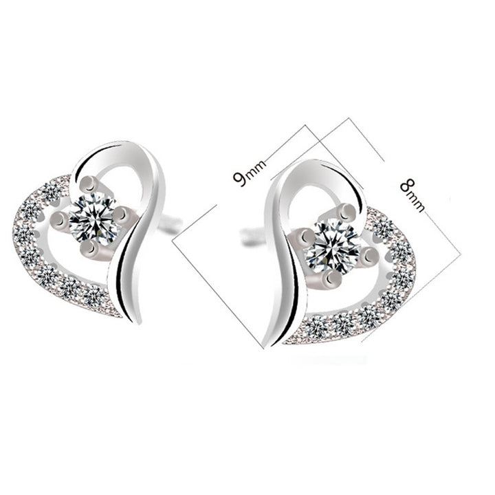 Boucle d'oreille coeur strass diamant en argent pour femme - Bijou élégant avec un cristal scintillant au centre. Un trésor pour votre collection.