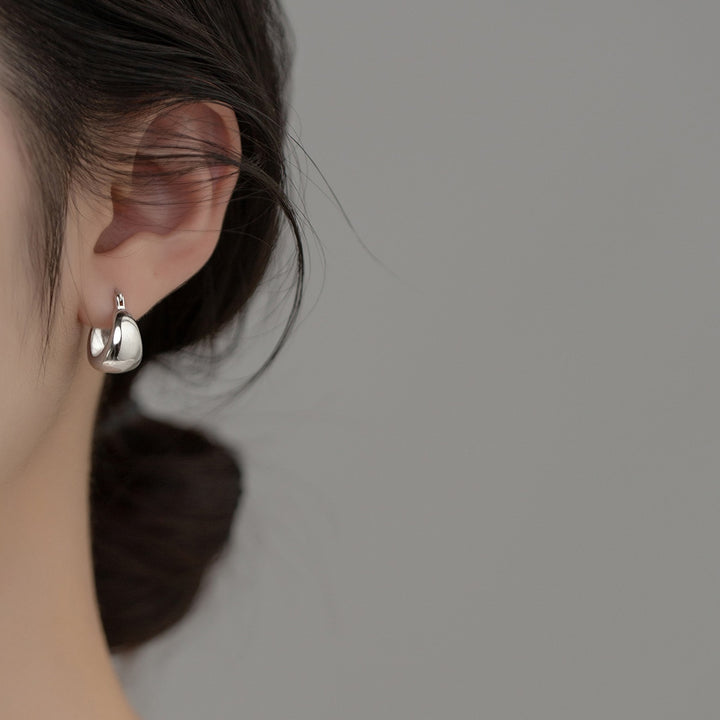 Boucle d'oreille anneau large épais en argent 925 pour femme - Subtilement conçues avec un anneau qui s'évase gracieusement et des extrémités plus minces encadrant un centre plus épais. Un design contemporain qui allie simplicité et sophistication. Poids : 4 g. Dimensions : 1,7 x 0,9 cm.