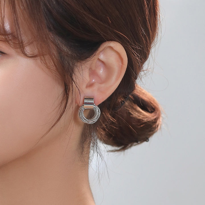 Boucle d'oreille ronde multi anneaux torsadés - Femme: un détail élégant pour sublimer votre style avec ces boucles d'oreille en alliage de zinc.
