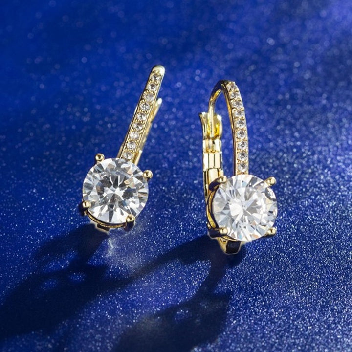 Boucle d'oreille dormeuse diamant strass - Femme - Argent 925. Éclat irrésistible d'une paire de boucles d'oreille avec un somptueux diamant moissanite de 6,5 mm et des strass étincelants. Parfaites pour illuminer votre visage lors de grandes occasions ou pour apporter une touche de sophistication au quotidien.