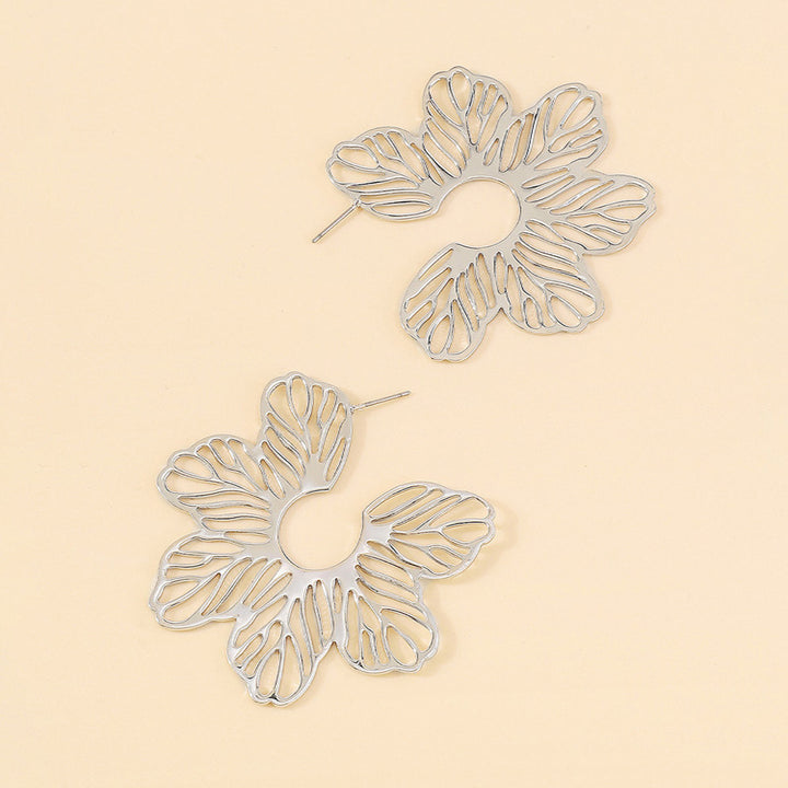 Boucle d'oreille créole fleur ajourée en argent - Femme, une touche florale délicate et artistique pour agrémenter chaque tenue d'une note poétique.