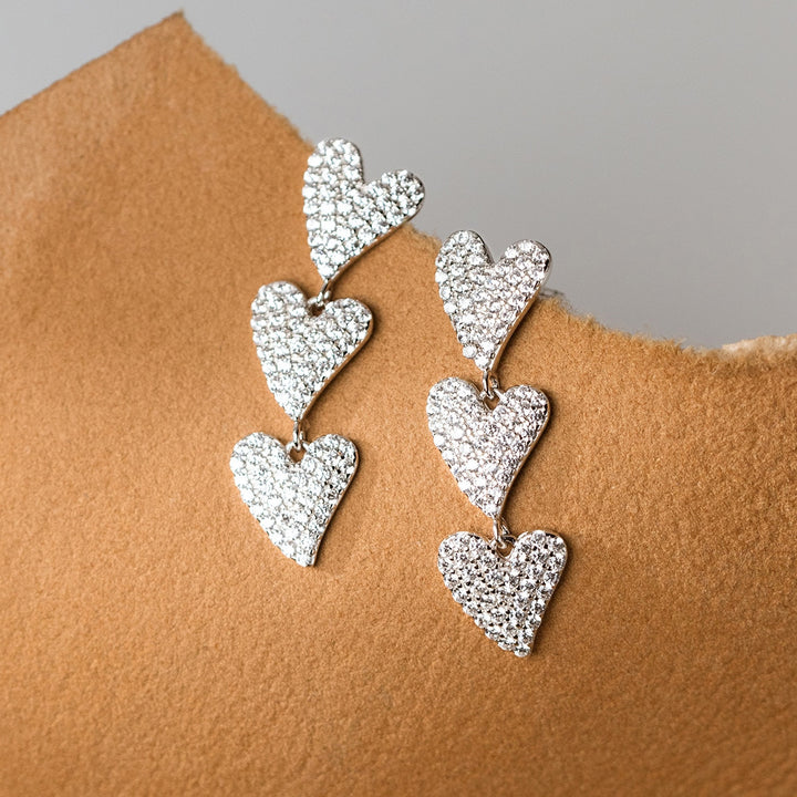 Boucles d'oreille pendantes triple cœur strass en argent 925 - Élégance raffinée et romantisme moderne pour sublimer vos tenues de jour comme de nuit.