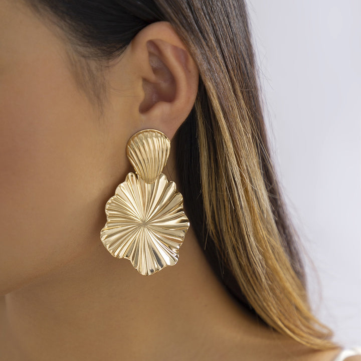 Boucle d'oreille pendante plissée coquillage fleur - Femme: élégance intemporelle avec ces boucles d'oreille dorées. Un coquillage délicat évoque la beauté de la mer, avec une fleur pendante ajoutant une touche florale. Parfaites pour une journée en bord de mer ou une soirée estivale.