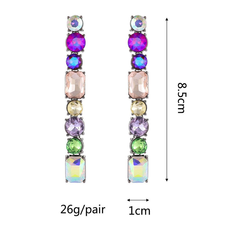 Boucle d'oreille longue avec pierres colorées en cristal - Femme. Bijoux sophistiqués oscillant entre éclat et couleur, ajoutant une touche vibrante et tendance à votre allure. Disponibles en 9 couleurs différentes.