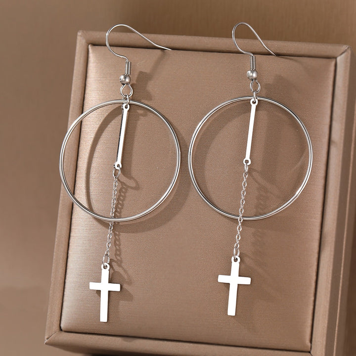 Boucles d'oreilles créoles en acier inoxydable avec croix pendante - Femme. Design unique alliant charme classique de la créole et tendance des pendentifs en chaîne.