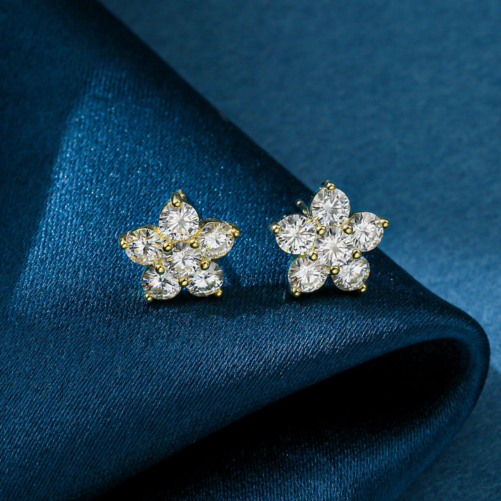 Boucle d'oreille fleur diamant moissanite - Élégance intemporelle avec des diamants moissanites étincelants sur chaque pétale et le cœur de la fleur. Disponible en or blanc ou or jaune. Idéales pour une occasion spéciale ou pour illuminer votre quotidien.