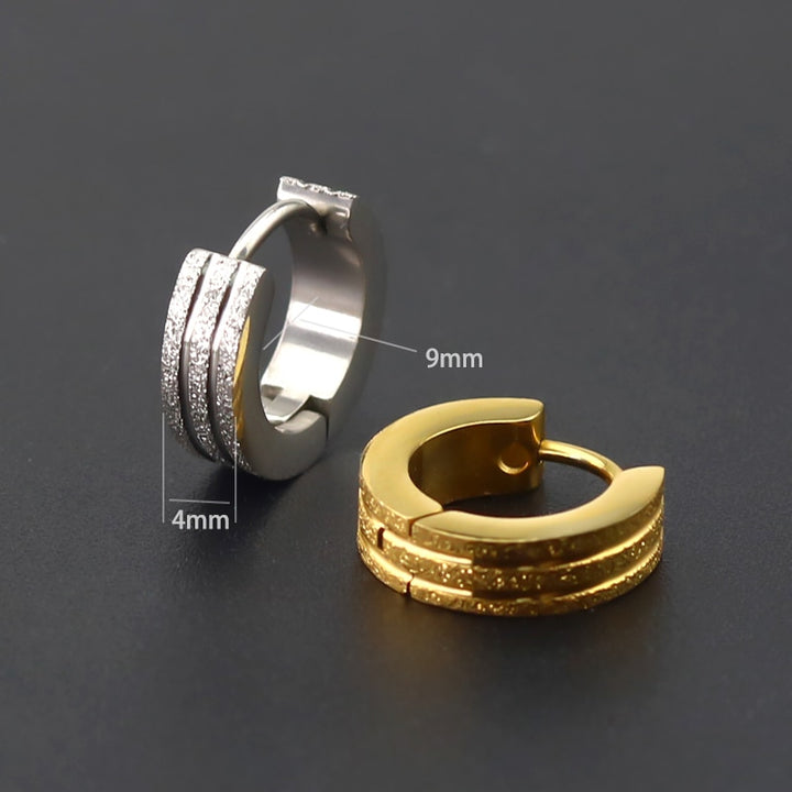 Boucles d'oreille anneaux or et argent pour homme - Acier inoxydable - Large et élégant mélange de trois anneaux pailletés séparés par deux fins anneaux métallisés. Dimensions : 9 x 4 mm, poids : 3,6 g.