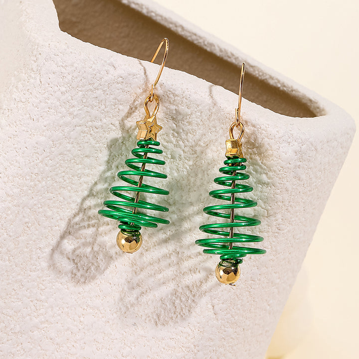 Une paire de boucles d'oreilles pendantes avec un sapin de Noël en spirale verte et une étoile dorée - Élégance festive pour femme.