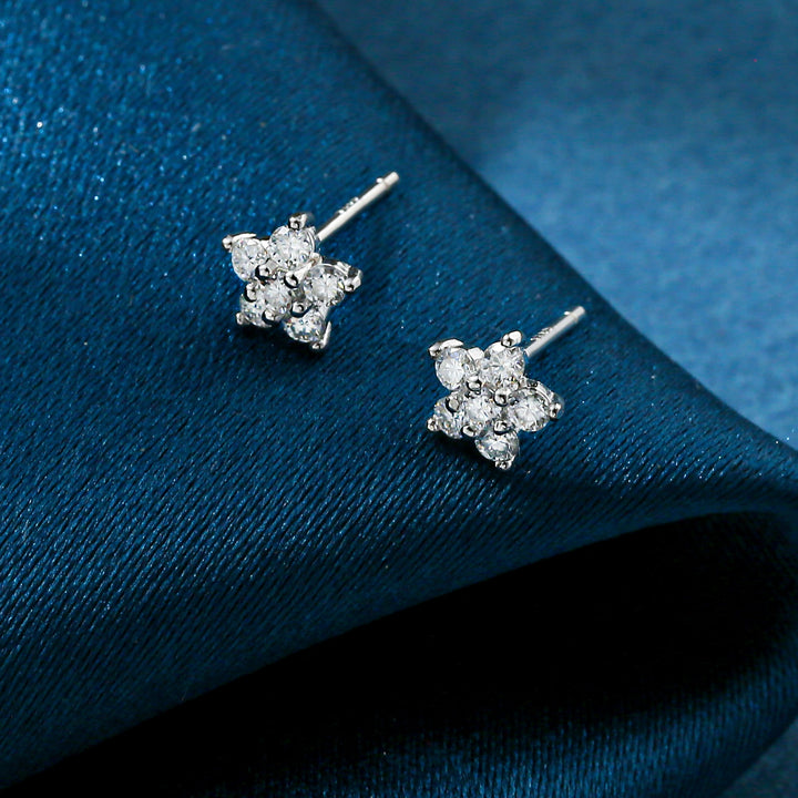 Boucle d'oreille fleur diamant moissanite - Élégance intemporelle avec des diamants moissanites étincelants, cette paire de boucles d'oreille en forme de fleur capture la lumière sous chaque angle. Disponible en or blanc ou or jaune, ces boucles d'oreille reflètent le raffinement et la beauté naturelle des fleurs. Idéales pour une occasion spéciale ou pour illuminer votre quotidien.