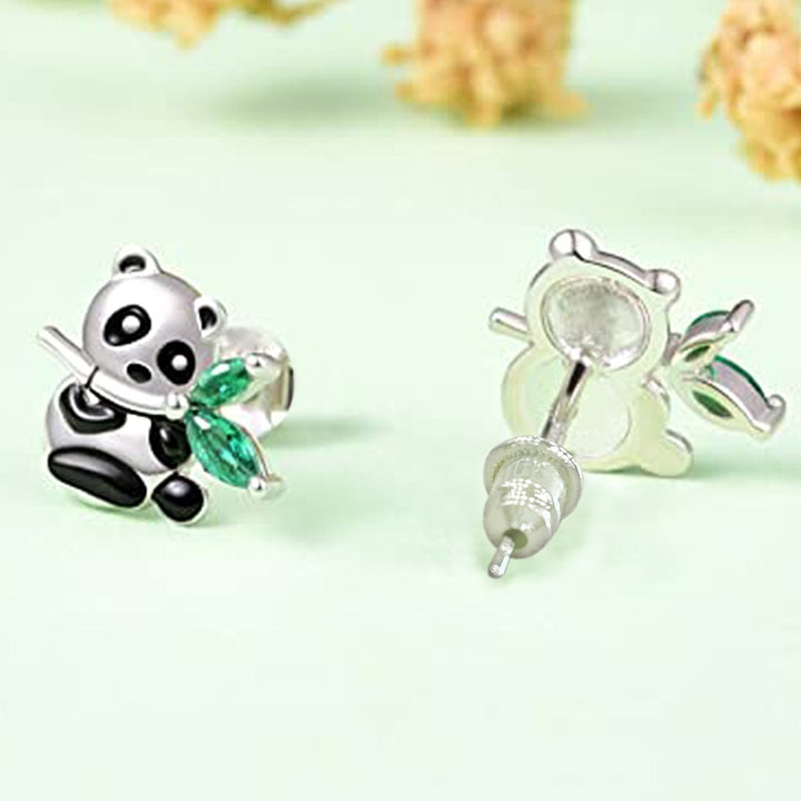 Boucle d'oreille panda bambou strass émeraude - Enfant: une paire de boucles d'oreilles représentant un panda tenant un bambou, avec des feuilles en strass d'émeraude scintillantes. Un bijou mignon et enchanteur pour enfants.