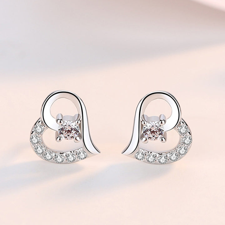 Boucle d'oreille coeur strass diamant en argent pour femme - Bijou élégant avec un cristal étincelant au centre. Un trésor pour votre collection de boucles d'oreille.