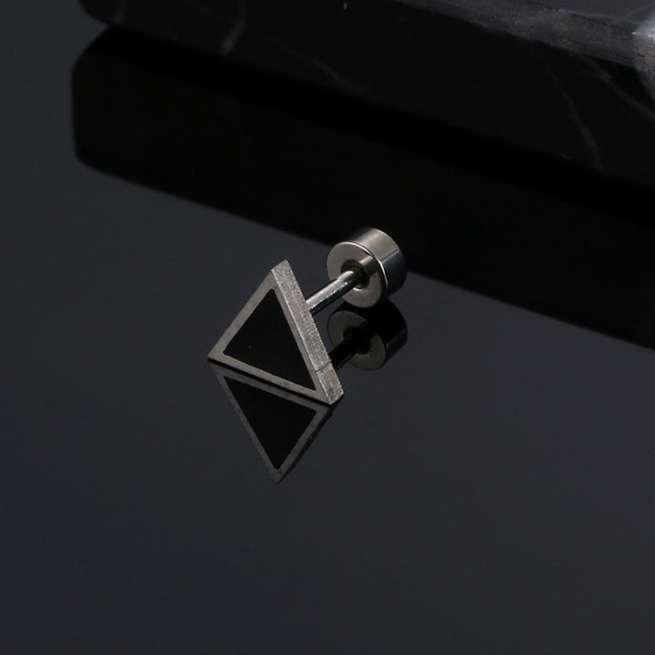 Boucle d'oreille triangle en titane bicolore pour homme - Acier inoxydable plaqué - 7 mm. Design audacieux et élégant, fermeture sécurisée.