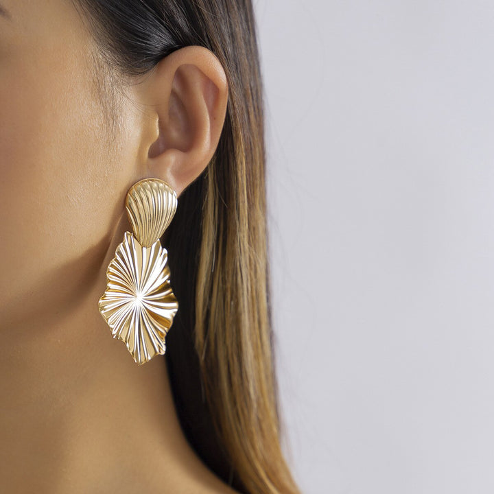 Boucle d'oreille pendante plissée coquillage fleur - Femme: élégance et charme avec ces boucles d'oreille dorées. La fleur pendante évoque la beauté intemporelle de la mer. Parfaites pour une journée en bord de mer ou une soirée estivale.