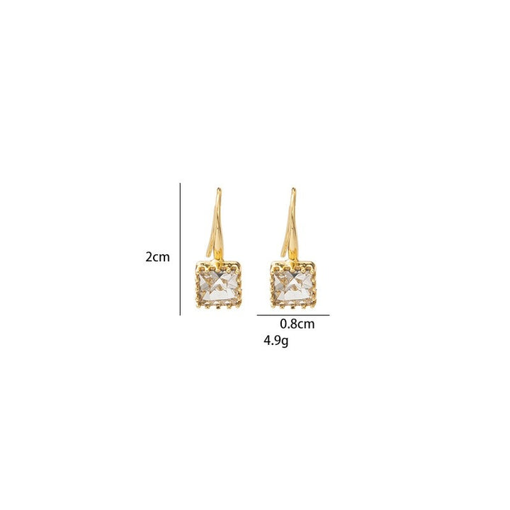 Boucle d'oreille dormeuse dorée avec diamant carré - Femme, alliant élégance intemporelle et design moderne. Un bijou indispensable pour toutes les occasions.