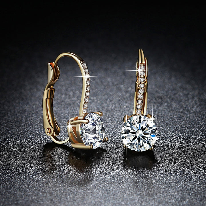 Boucle d'oreille dormeuse diamant strass - Femme - Argent 925. Éclat irrésistible, pièces délicates avec un somptueux diamant moissanite de 6,5 mm et des strass étincelants. Parfaites pour illuminer votre visage lors de grandes occasions ou pour apporter une touche de sophistication au quotidien.